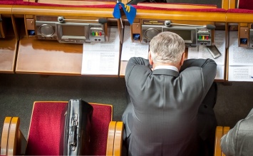 Соратника Порошенко поймали в Раде за приятным занятием, видео слили в сеть: «Разморило»