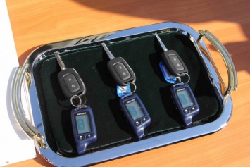 Мэр Юрий Вилкул вручил военнослужащим части 3011 ключи от новой техники для патрулирования улиц - трех автомобилей Renault Logan