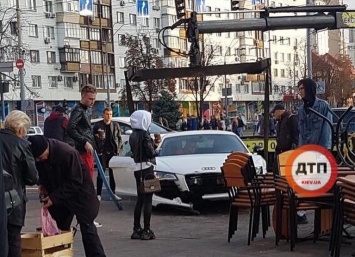 В центре Киева разбили мощный суперкар Audi (видео)