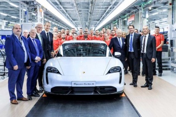 Porsche завалили заказами на новый электрический суперкар