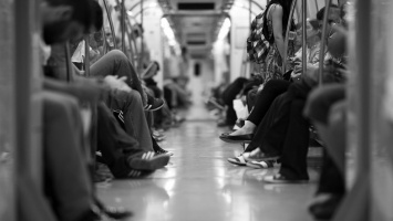 В киевском метро произошло ЧП - люди теряли сознание