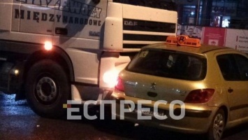 В Киеве столкнулись такси и грузовик