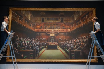Картину Бэнкси с депутатами-обезьянами продали на аукционе Sotheby&rsquo;s за $12 млн