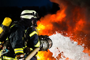 В Голосеевском районе вспыхнула квартира: пожарные спасли мужчину и женщину