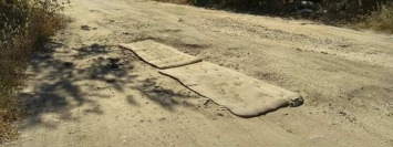 Ремонт дорог по-украински: под Николаевом ямы залатали с помощью матрасов