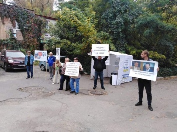 В Днепре пикетируют суд, чтобы остановить коррупцию семьи Мишаловых. Фото, видео