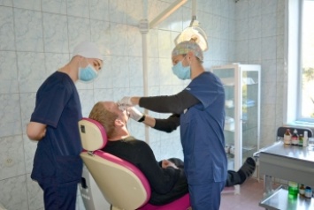 Челюстно-лицевые хирурги 5 горбольницы проводят уникальные операции по реконструкции черепа через ротовую полость (фото)
