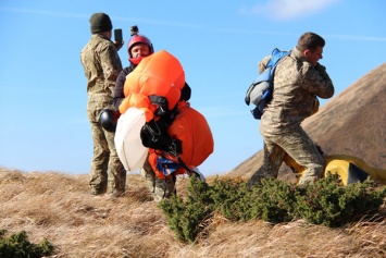 Военные спасатели Украины впервые с момента независимости прыгнули с парашютом на Говерлу: фото