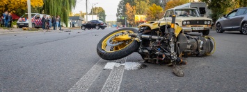 В Днепре мотоцикл столкнулся с Daewoo и снес пешехода: родственники пострадавшего просят помощи