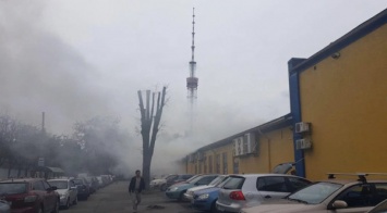 В Киеве густой столб дыма окутал супермаркет (фото и видео)