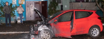 Пожар в Днепре: сотрудники ГСЧС тушили автомобиль Ford