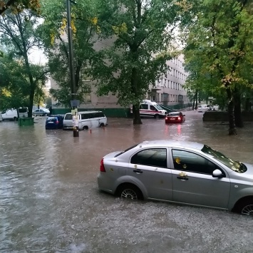 Последствия непогоды: Днепр затопило, улицы «превратились» в реки