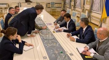 Зеленский провел встречу по ситуации в Золотом и Петровском