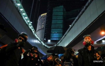 Метро Гонконга возобновило работу в ограниченном режиме