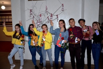 ''Не хватает гимна СССР'': гимназия на Буковине оскандалилась на празднике
