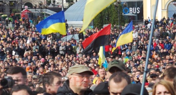 Толпа разъяренных людей заполонила Майдан, протест разгорелся с новой силой: появились требования