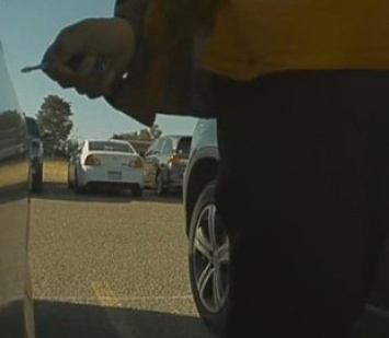 Бортовая камера электрокара Tesla записала, как царапают ее кузов