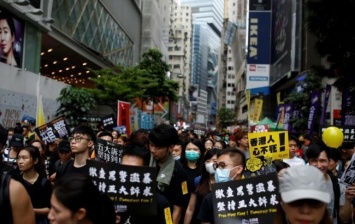 В Гонконге митингующие избили водителя такси