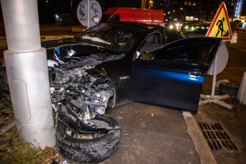 В Киеве под Шулявским мостом трое парней на BMW влетели в столб