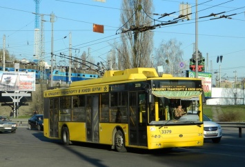 В Киеве пассажиры собственноручно толкали "уставший" троллейбус: видео