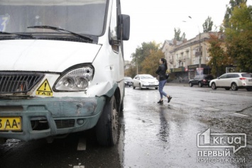 На центральном проспекте Кривого Рога в ДТП попали маршрутка и легковушка