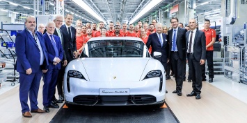 Porsche показала на видео сборку Taycan на «заводе будущего»