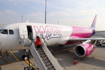Три трапа, телетрап и две двери: интересный способ посадки пассажиров Wizz Air в аэропорту Жуляны