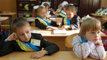У Труханова просят не паниковать из-за украинизации школ - русские классы останутся