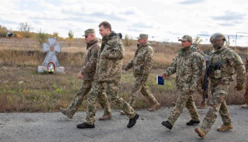 Разведение войск на Донбассе: Загороднюк и Хомчак посетили Золотое