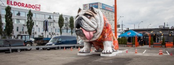 В Киеве на Петровке появился огромный бульдог: что значит новая скульптура