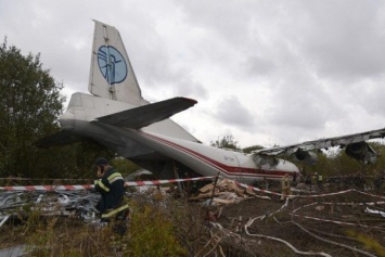 Полиция изъяла "черный ящик" аварийно севшего Ан-12 под Львовом