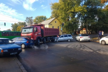 В Днепре на улице Строителей ВАЗ влетел в грузовик