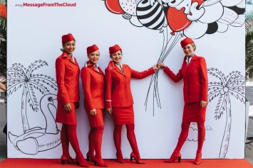 Austrian Airlines начала продавать красные чулки как у своих стюардесс