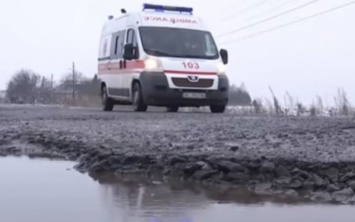 «Скорой» понадобилась помощь: в Запорожье спасали медиков из грязи
