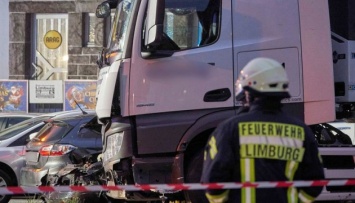 В немецком Лимбурге грузовик въехал в семь авто, полиция не исключает теракт