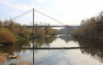 Парень спас двухлетнюю девочку, упавшую с моста в реку