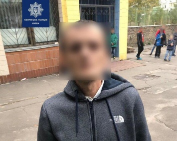 В Киеве неадекват со шприцами прогнал детей с детской площадки, - ФОТО