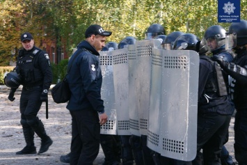 Полицейские со щитами выстроили «живую стену»: что происходит в Днепре