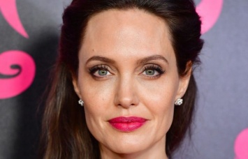 Вот это шары: Анджелина Джоли возбудила поклонников облегающем платьем-бюстье