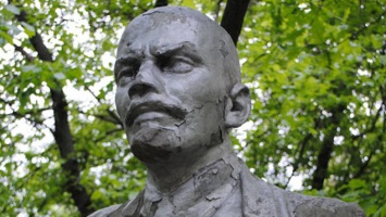 В Запорожье памятник Ленину декоммунизировали в Порошенко
