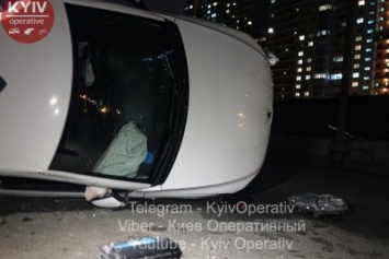 В Киеве таксист с пассажиркой не заметил дорожных знаков и влетел в бетонное ограждение