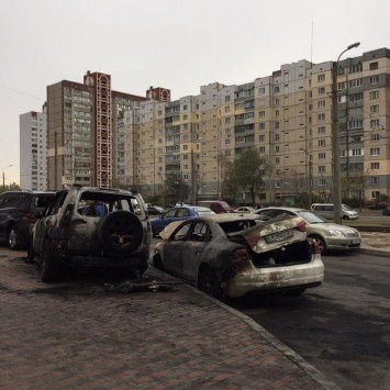 Ночью на Троещине сгорели три автомобиля, - ФОТО