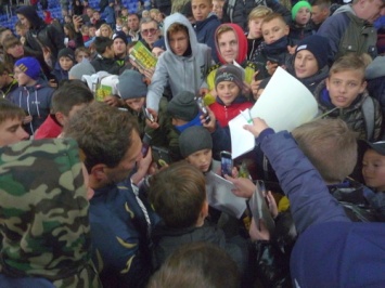 От блокнотов до открытых частей тела. Поклонники атаковали украинских звезд в Харькове (фото, видео)