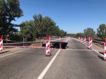 Стала известна новая информация о мосте, который рухнул в Харьковской области (фото)