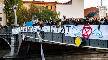 В Берлине экоактивисты заблокировали мост в правительственном квартале