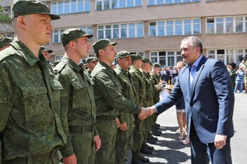 Оккупанты хотят отправить в армию 2,6 тыс. крымчан