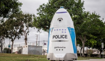 Робот-полицейский в США "помог" женщине, приказав ей «убраться с дороги»