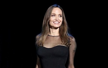 Владычица тьмы: Анджелина Джоли восхитила новым роскошным нарядом и цветущим внешним видом