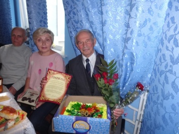 В Харькове юбиляр в троичном образе сообщил радостную новость (фото, видео)