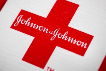 Johnson & Johnson обязали выплатить американцу $8 млрд за выросшую грудь